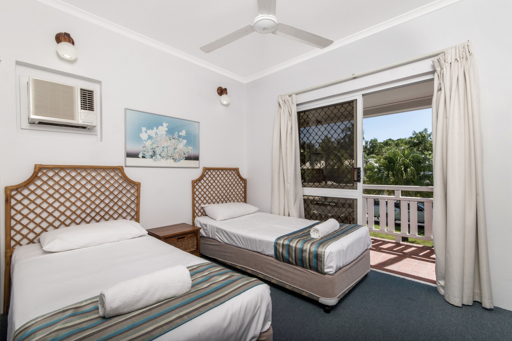 3 BEDROOMS, APARTMENT, GARDEN AREA