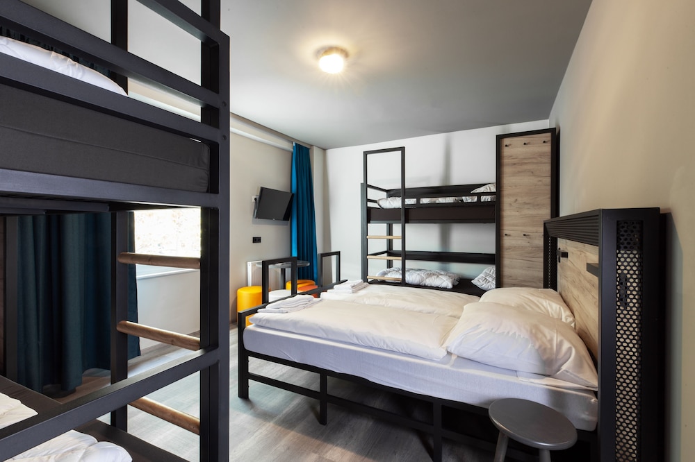 ROOM, 8 BEDS