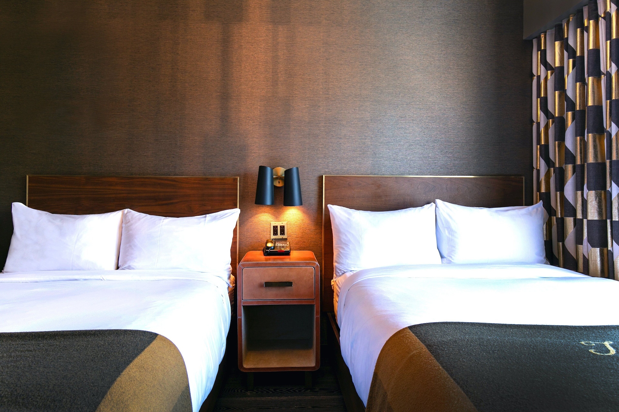 DELUXE, 2 DOUBLE BEDS