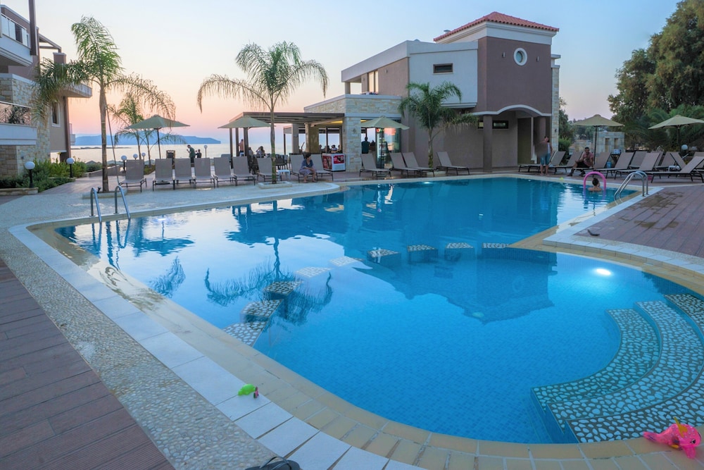 Golden Bay Suites 33/67