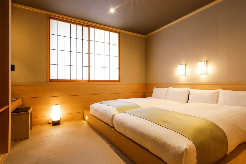SUPERIOR, TWIN BEDS, EAST WING