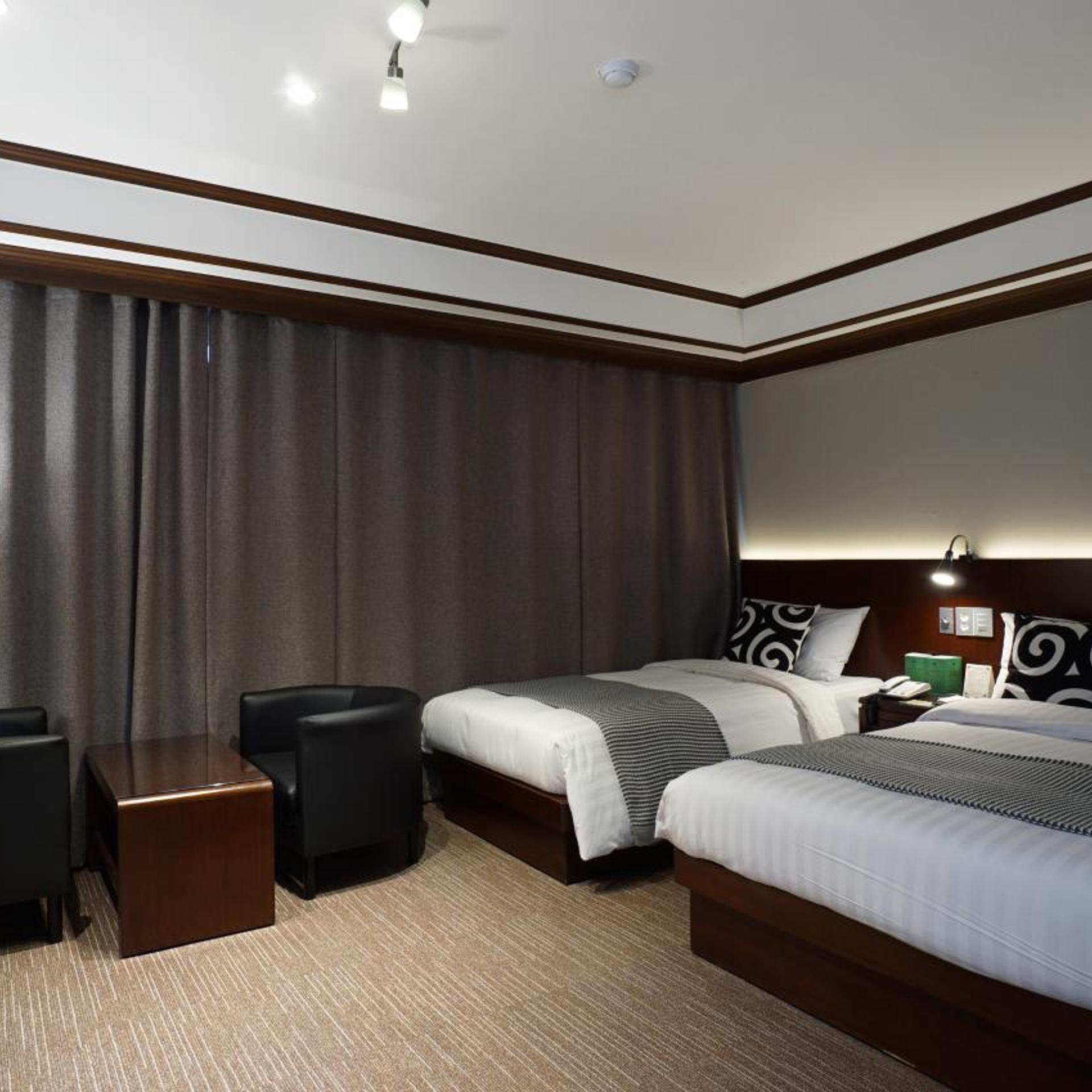 DELUXE, DOUBLE OR TWIN BED