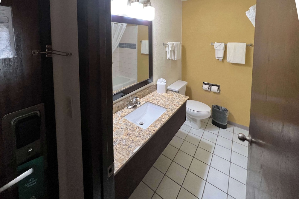 غرفة قياسية بسرير كينج، Quality Inn Suites Farmington 5/6