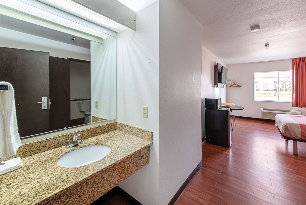 Motel6 Lebanon, IN 47/54