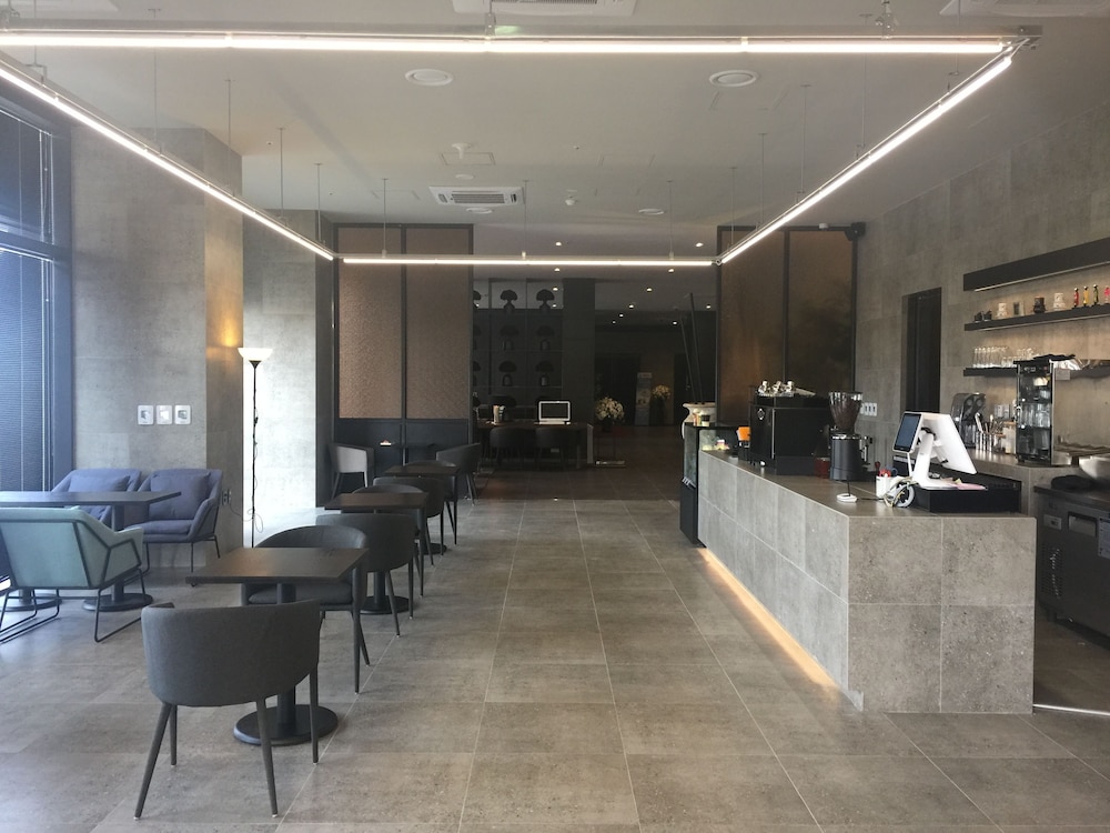 Royal Emporium Hotel 10/72