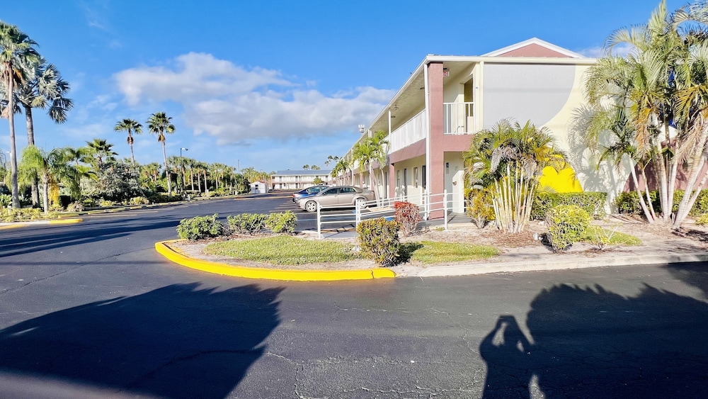 Econo Lodge 34/37