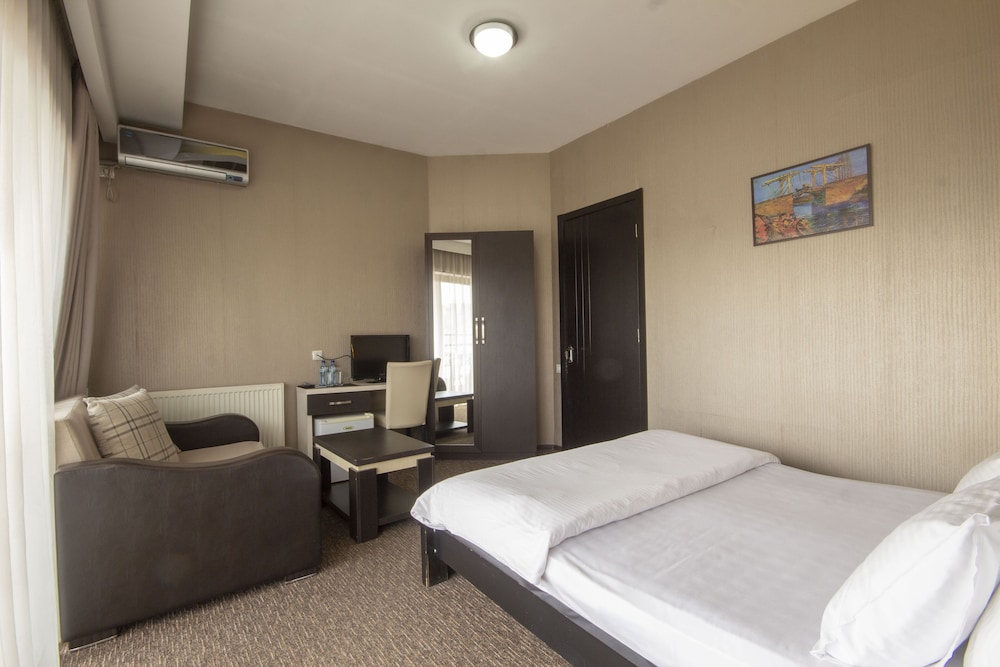DELUXE, DOUBLE BED, BALCONY