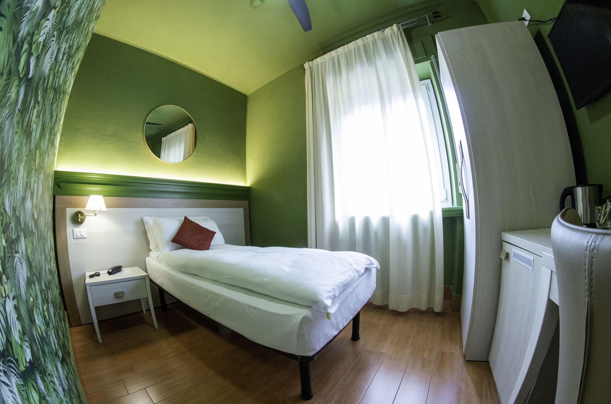 ROOM, SINGLE