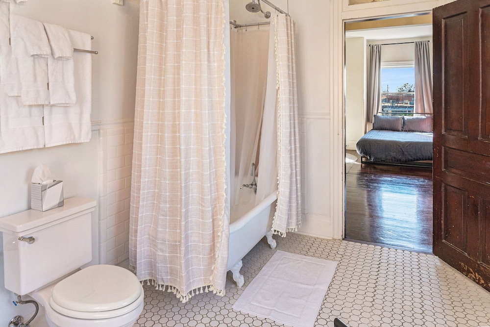 Hassinger Daniels Mansion Bed and Breakfast 50/50