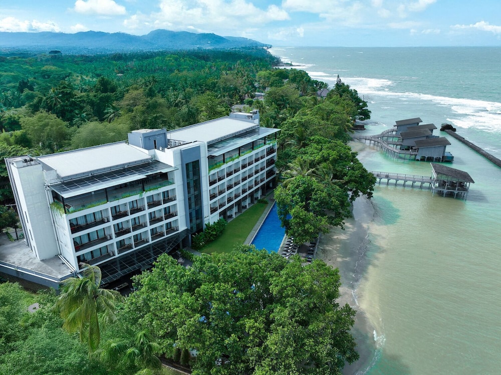 Aston Anyer Beach Hotel in Cinangka