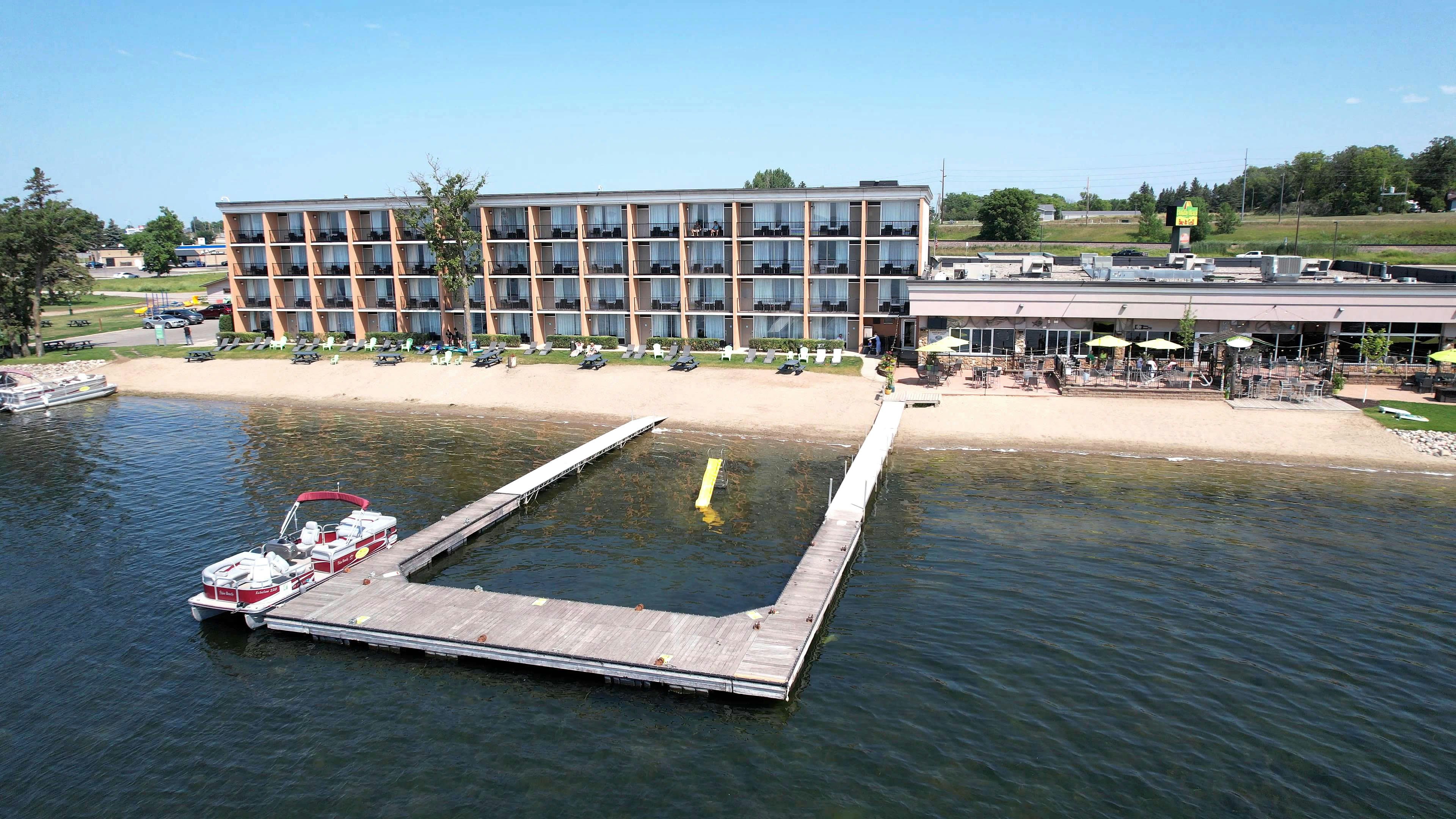 Holiday Inn Detroit Lakes 67/67