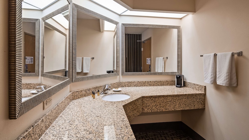 Best Western Plus Peoria 24/28
