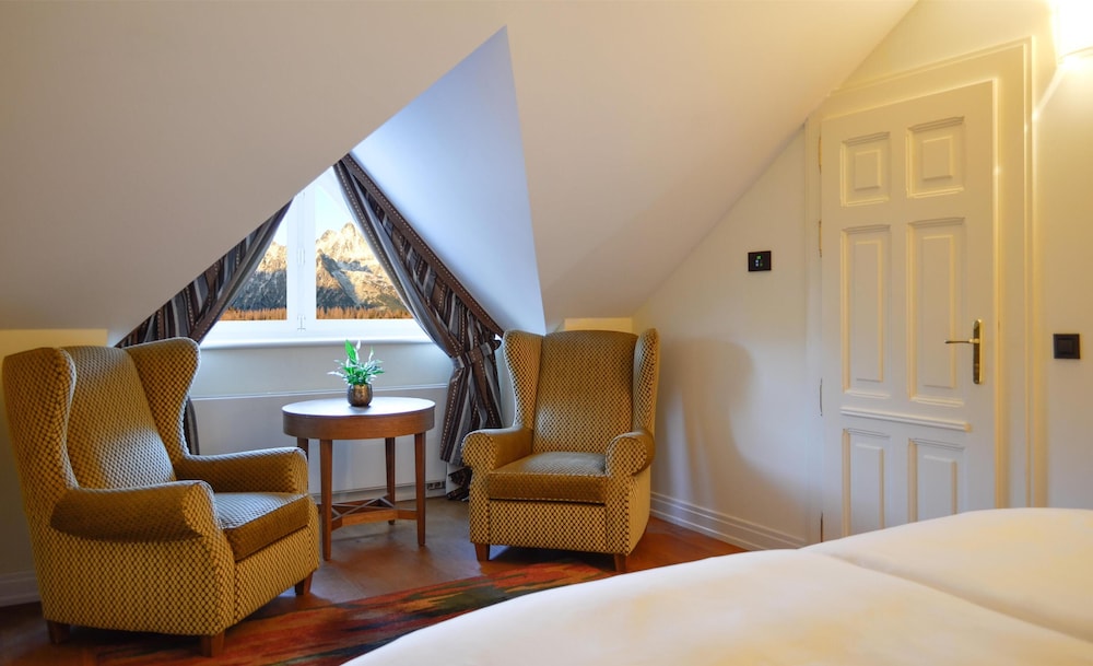 1 Bedroom, Deluxe, Suite, King Bed, Lake View, Bathtub, Attic