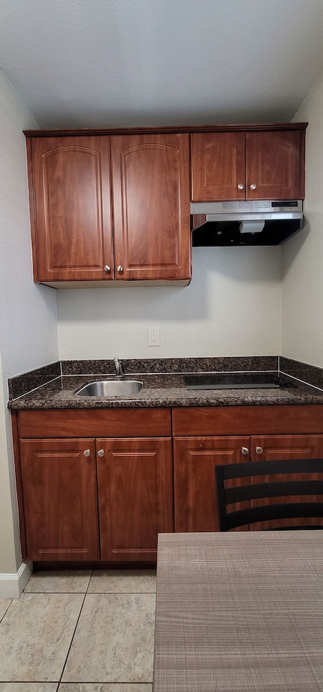 Beachwalker Inn and Suites 10/50