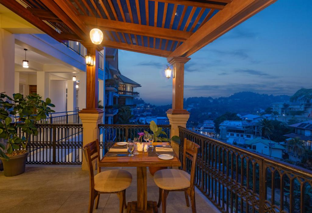 Hotel Cassendra Kandy 10/12