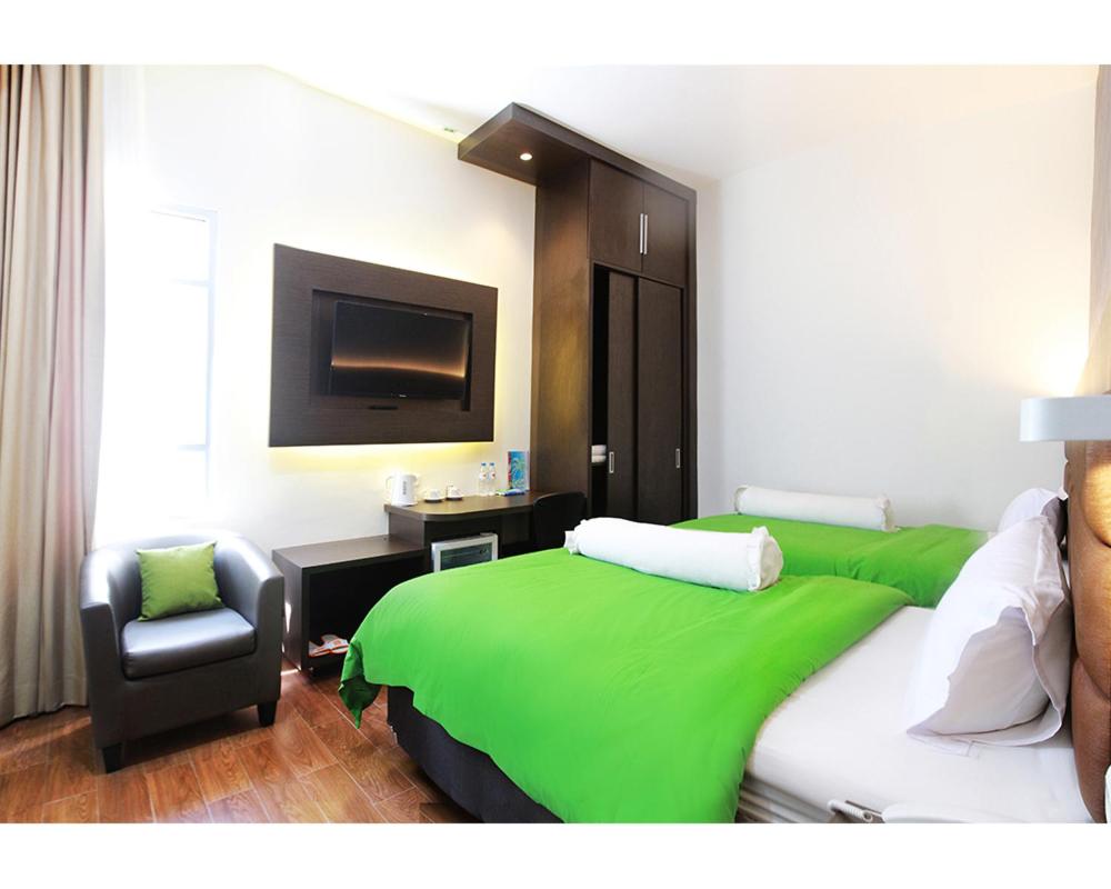 Emerald Hotel 27/42