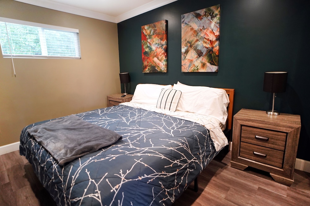 City, Apartment, King Bed, Sofa