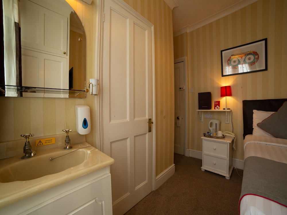 FINES BAYLIWICK HOTEL 23/28