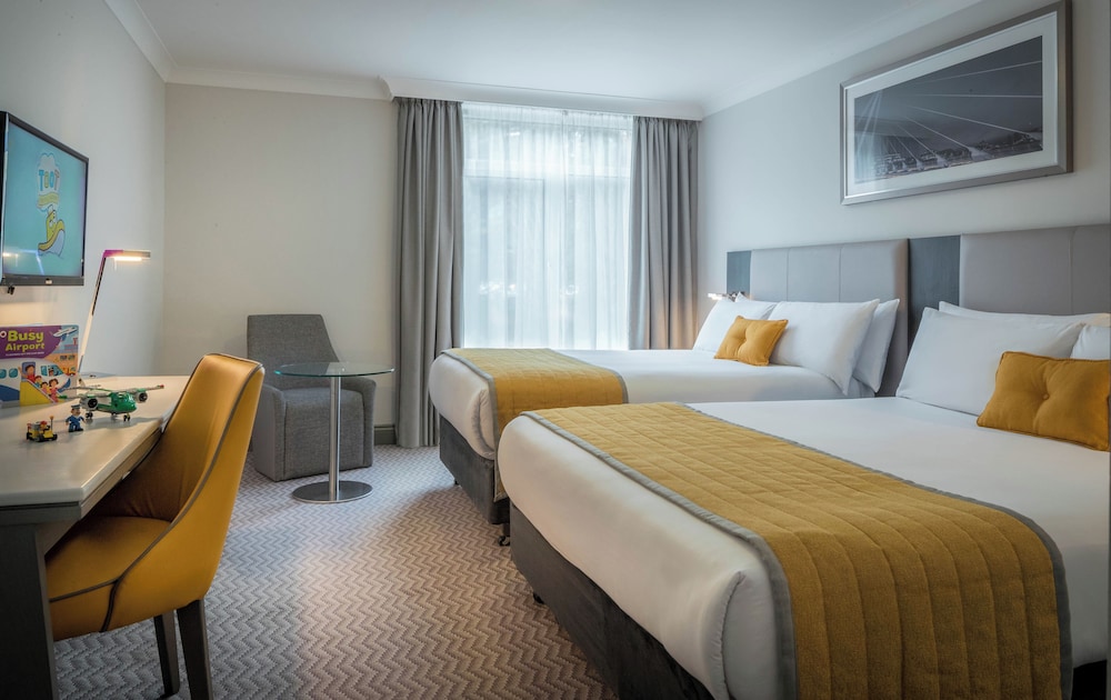 DELUXE, 1 DOUBLE AND 1 SINGLE BED