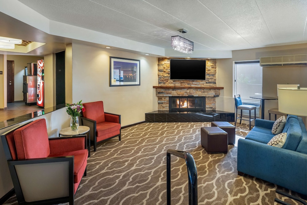 Comfort Inn Grand Rapids Airport 24/35