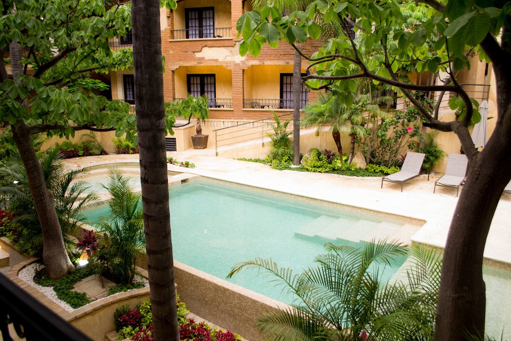 Hotel La Casa de Adobe 12/76