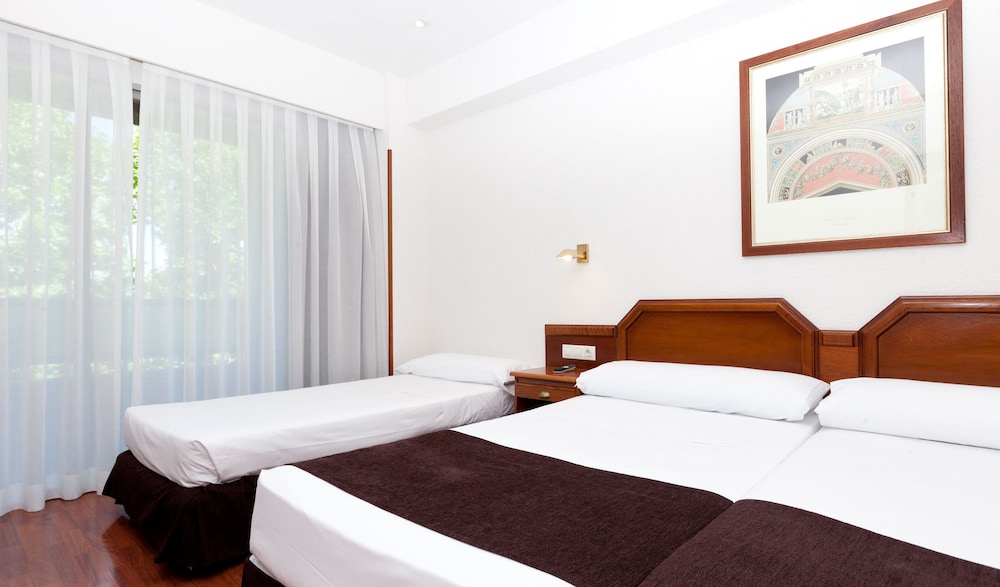 ROOM, TRIPLE