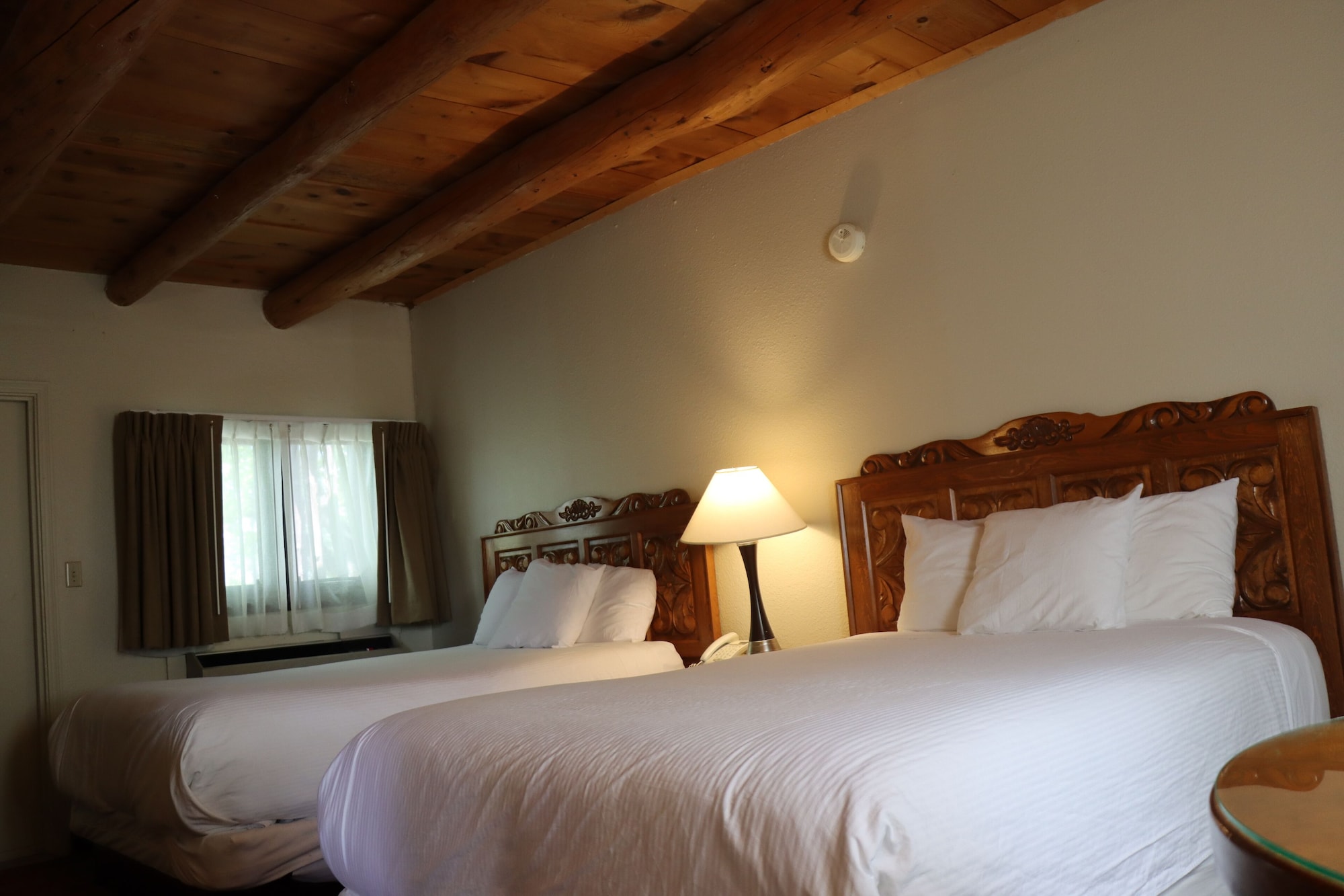 غرفة قياسية بسريرين كوين، Sagebrush Inn Suites 2/5
