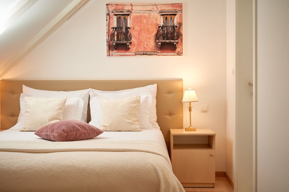 LANTERNA ROOMS 12/50