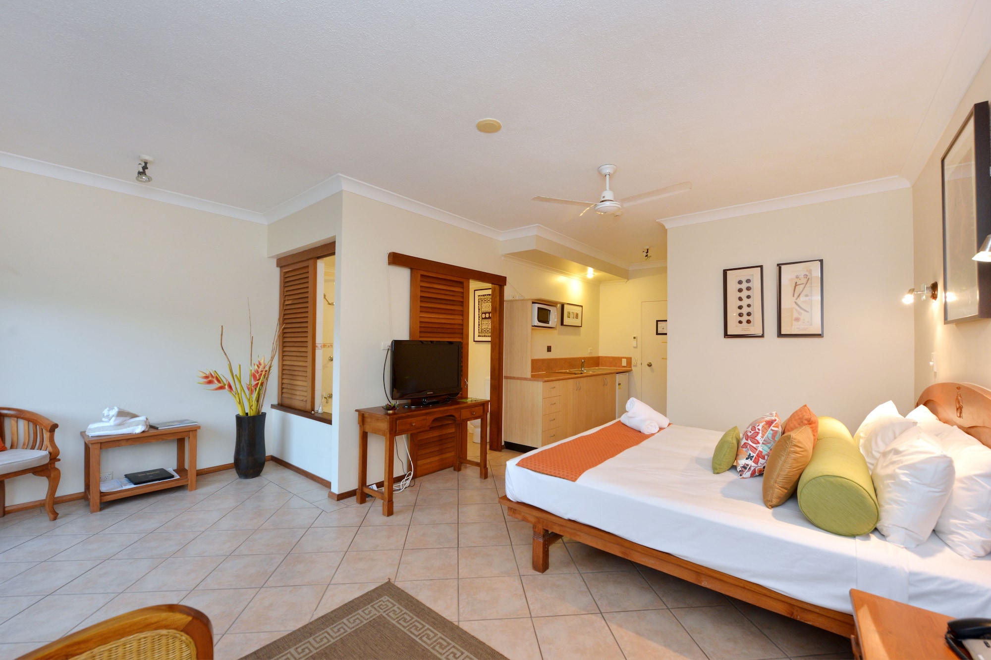 STUDIO, QUEEN BED, GARDEN AREA