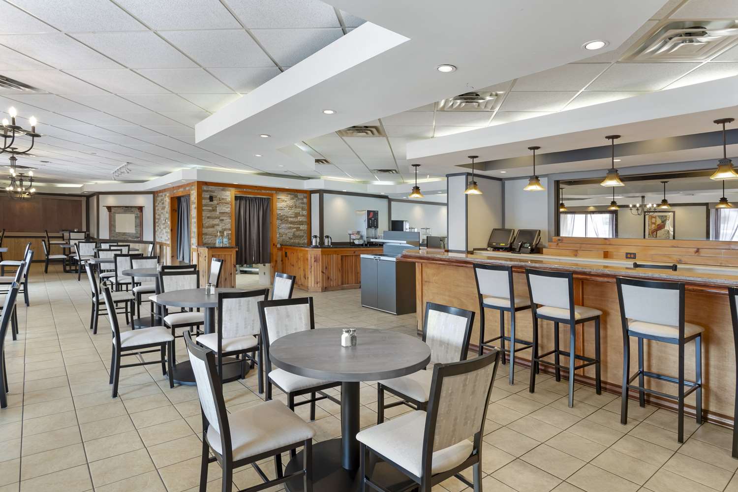 Best Western Mill River Manor 37/39