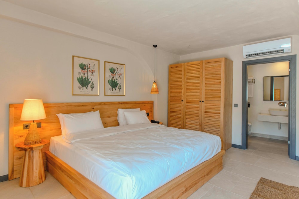 GRAND, QUEEN BED, CITY VIEW, SOFA
