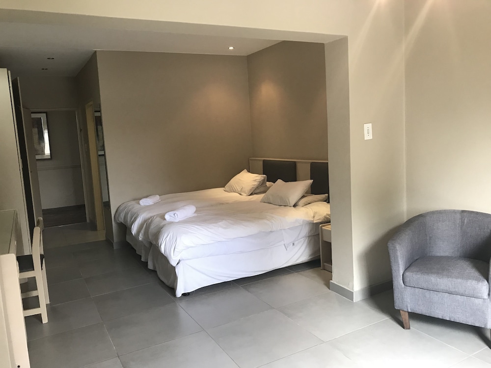 Elephant Springs Hotel &amp; Cabanas 38/80