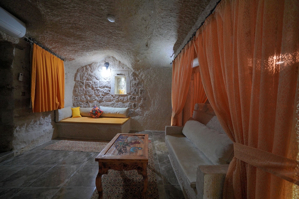 Holiday Cave Hotel 37/81