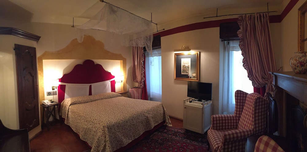 ROOM, DOUBLE BED