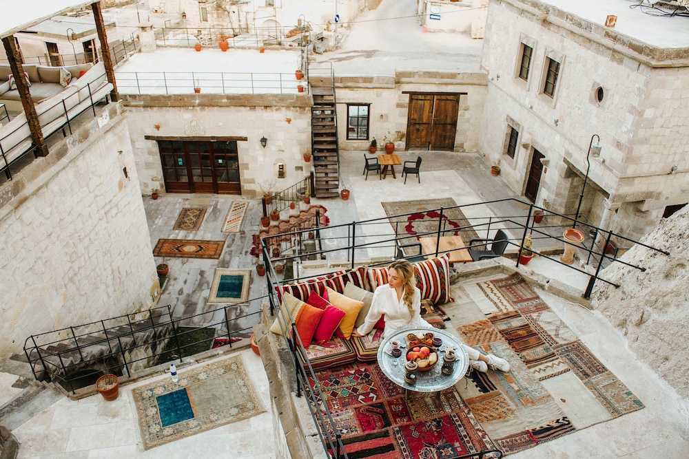 Artemis Cave Suites 48/64