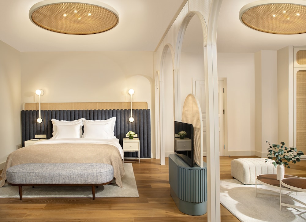 SUITE, BATHTUB