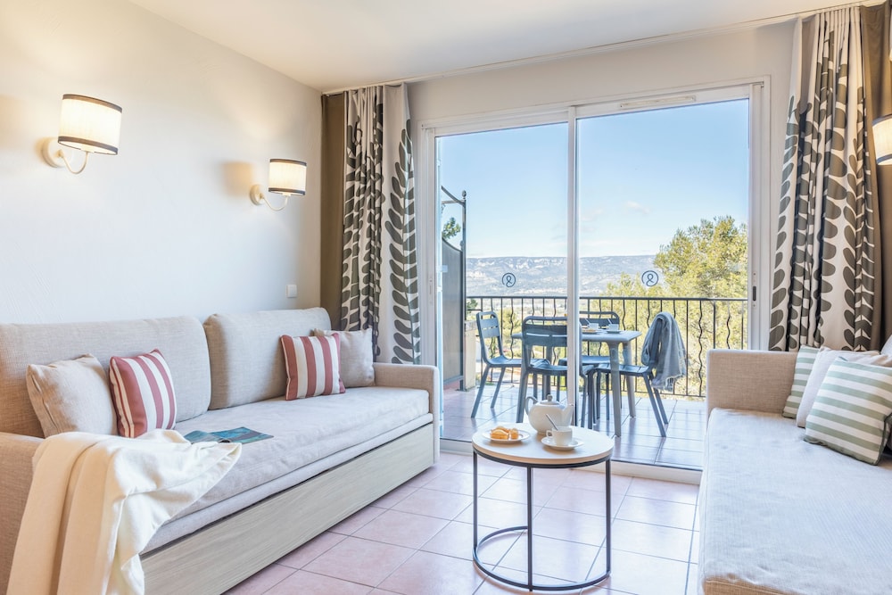 Renovated, Studio, Alcove, Balcony or Terrace