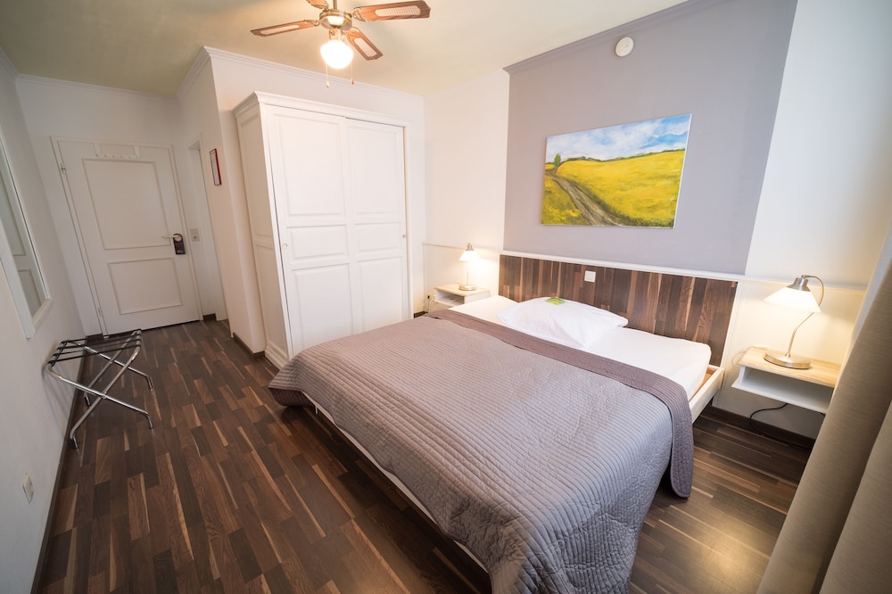 Economy, King Bed