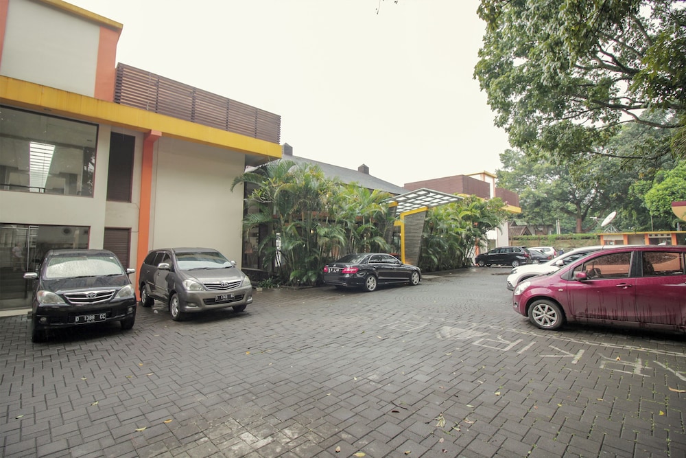 Collection O 295 Grha Ciumbuleuit Guest House 45/49