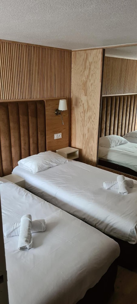 P'TIT DEJ-HOTEL FOIX 12/23