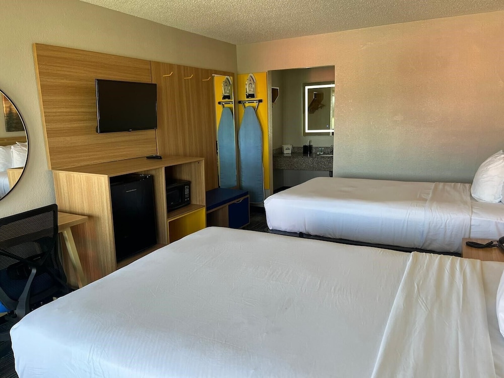 Days Inn & Suites by Wyndham Mobile 22/38