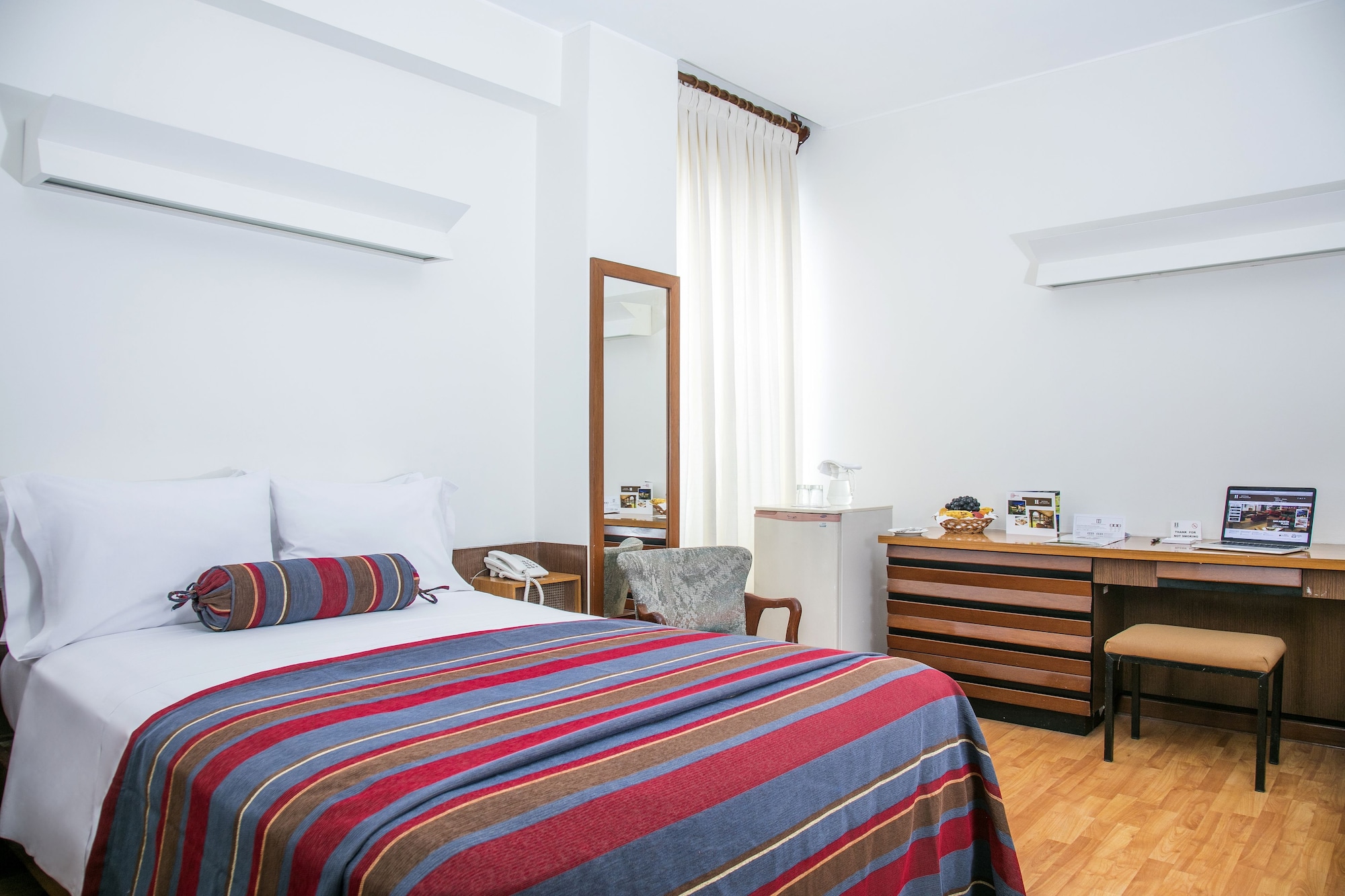 ROOM, SINGLE