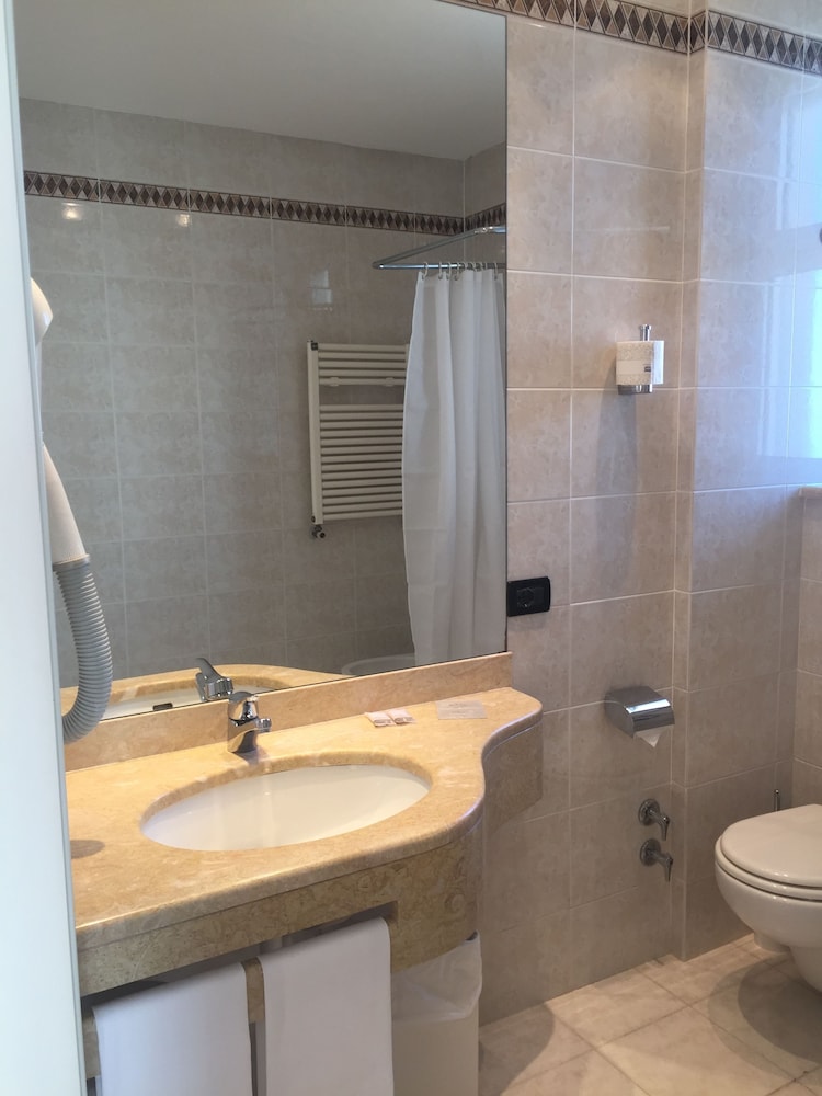 غرفة بسرير مزدوج بإطلالة على البحر بشرفة، Hotel Bobby Executive 6/9