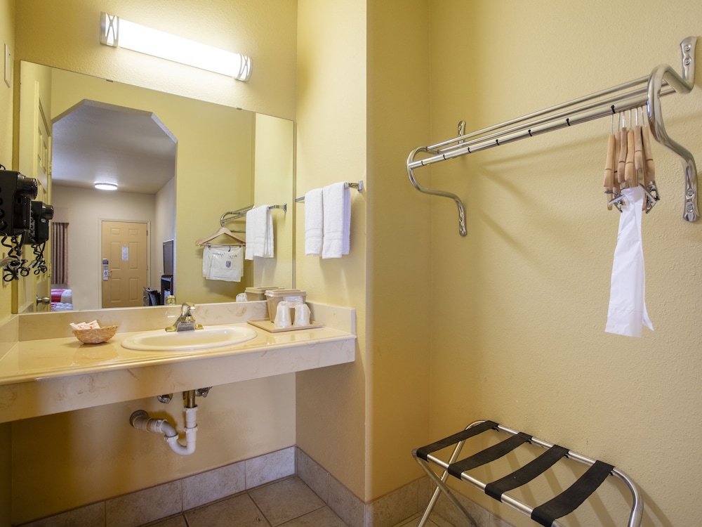 OYO Hotel Valley View TX, I-35 32/32