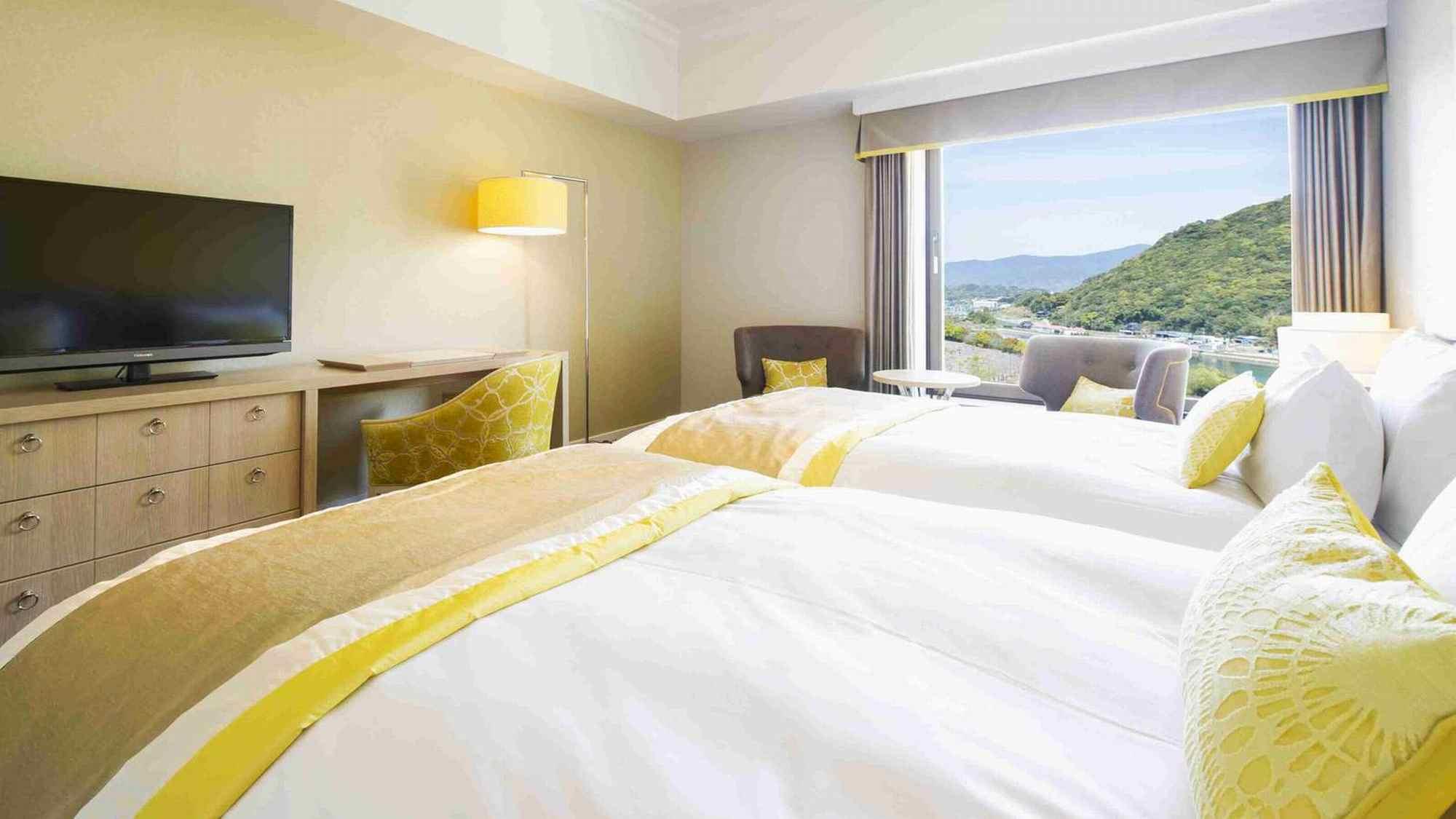 Premier, Twin Beds, Station View