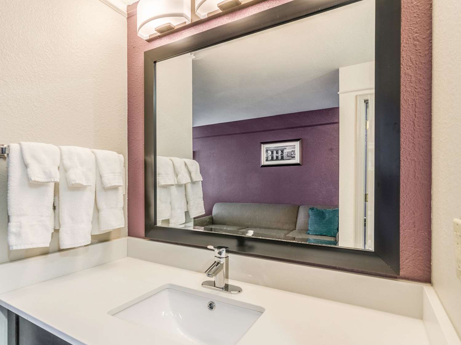La Quinta Inn and Suites by Wyndham Kansas City Airport 30/34