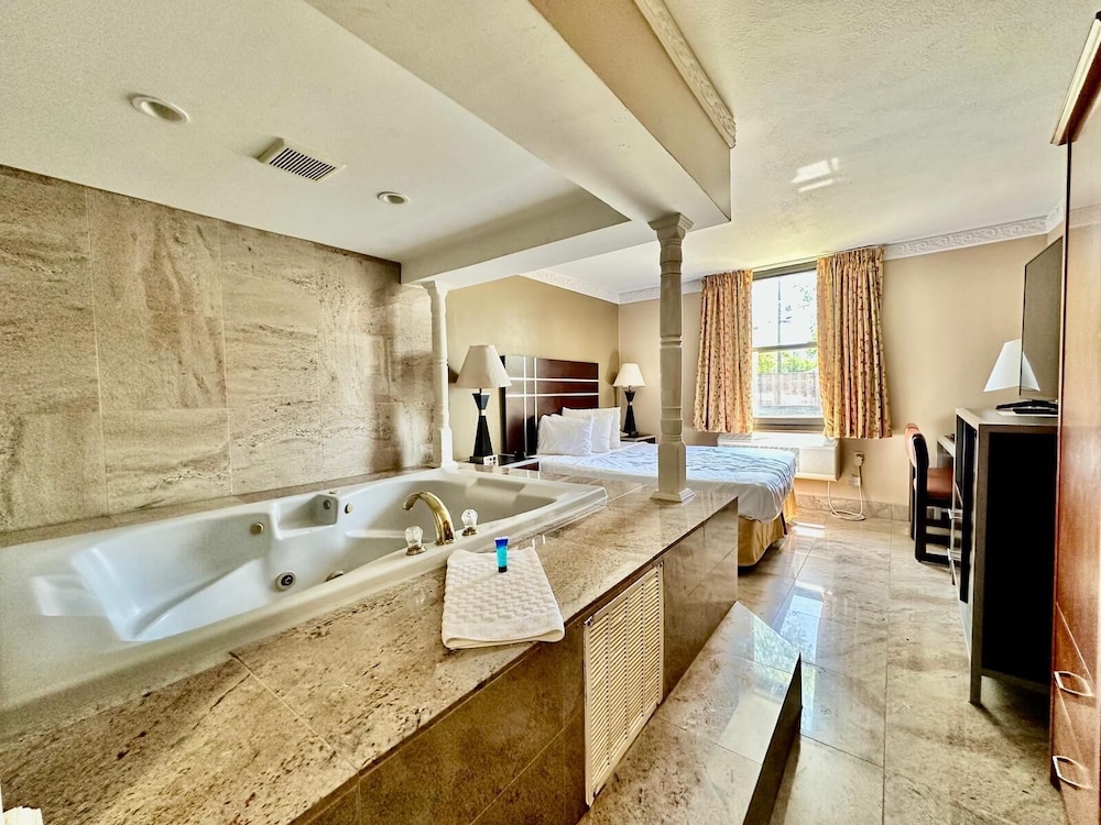 Townhouse Inn &amp; Suites 25/25