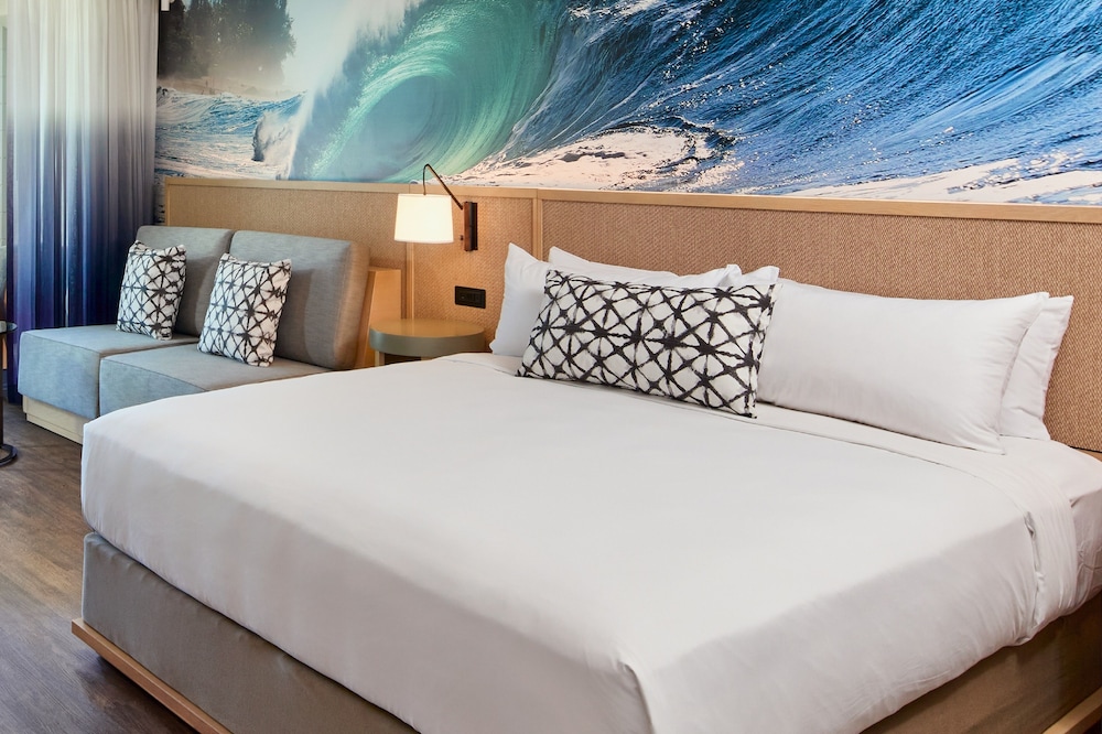 Lanai, King Bed, Sofa, Accessible