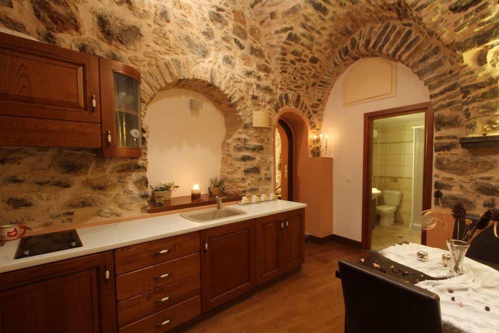 MEDIEVAL CASTLE SUITES TRADITIONAL 4/50