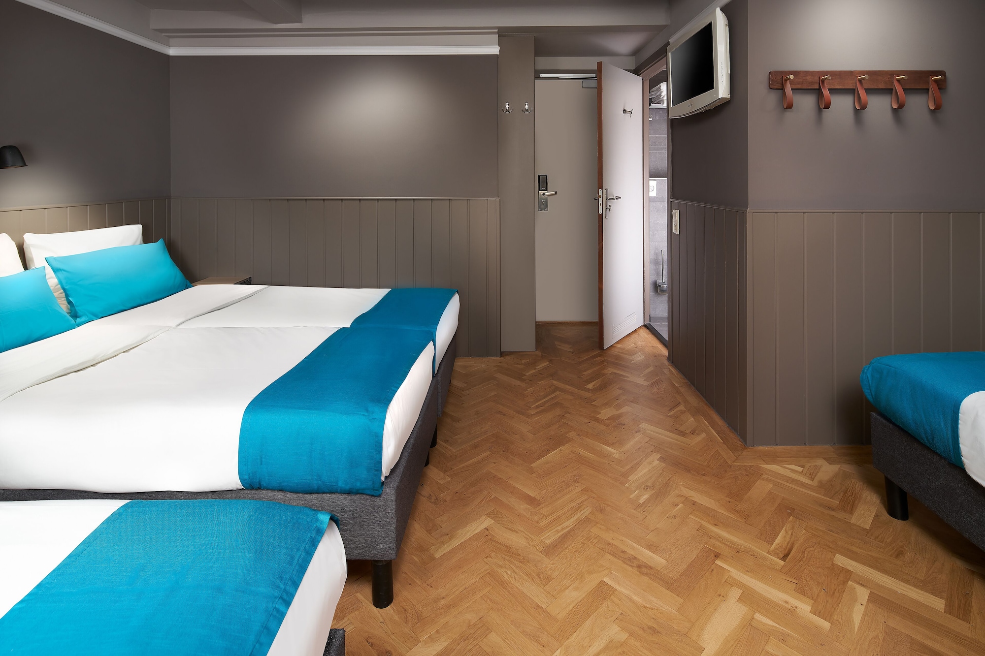 ROOM, QUADRUPLE